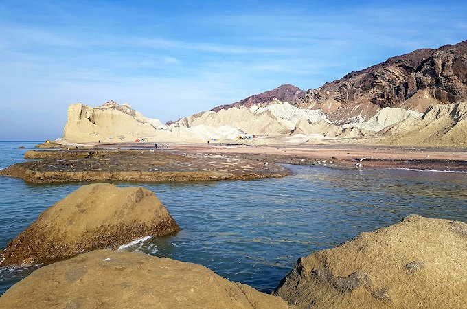 ساحل مفنق جزیره هرمز، زیبایی آرامشبخش در دل دریا